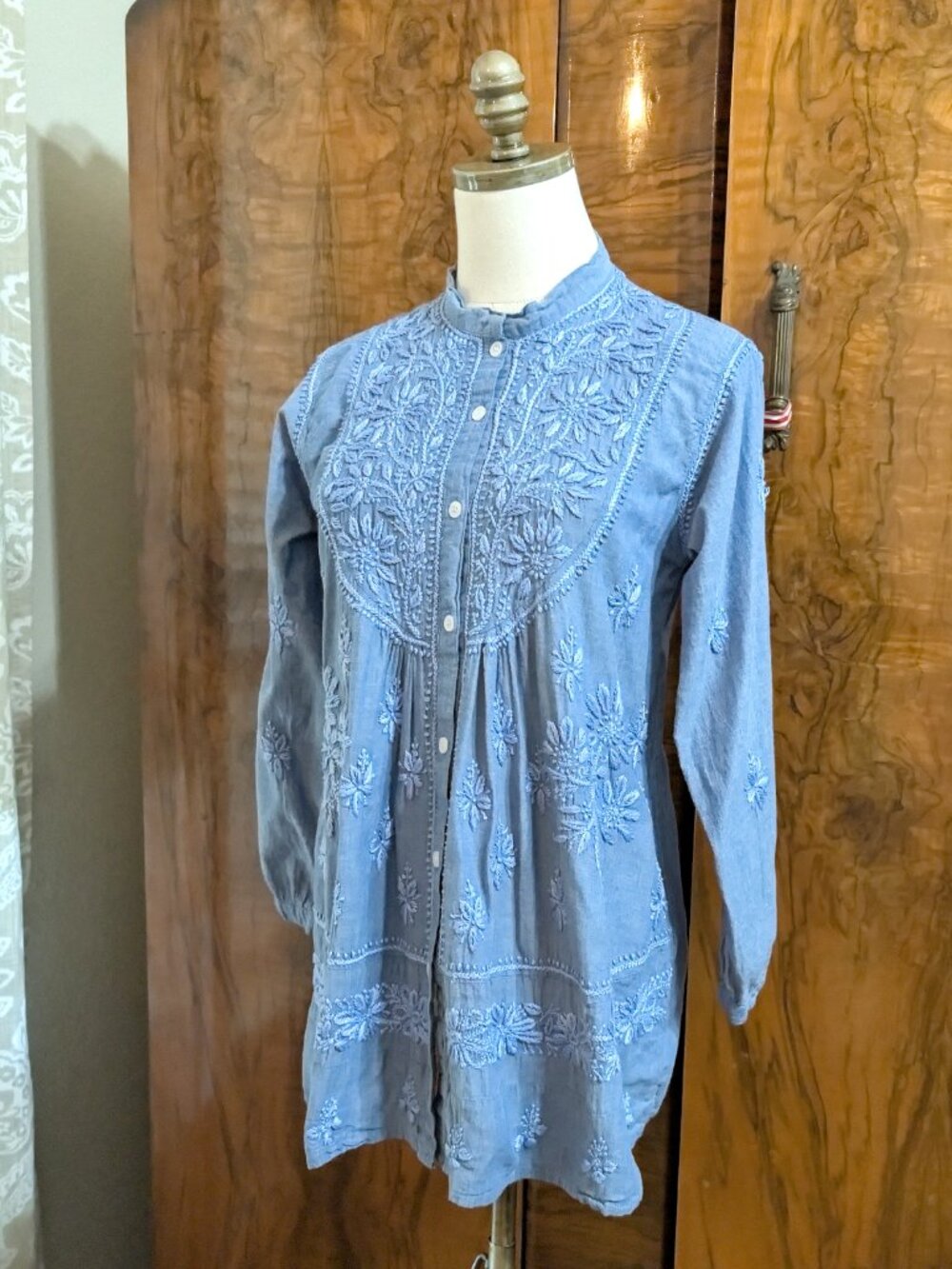 Kyla Seo Blue Chambray Embroidered Babydoll Blouse S Button Front Boho Peasant - Picture 3 of 7